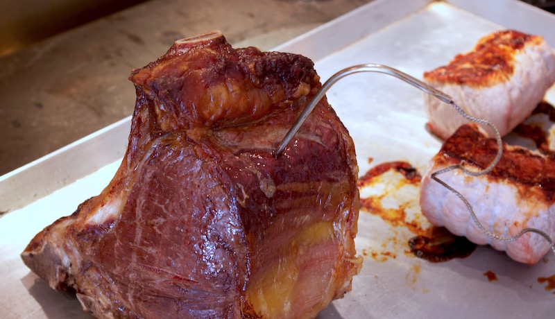Rilevazione della temperatura della carne tramite un termometro a sonda.